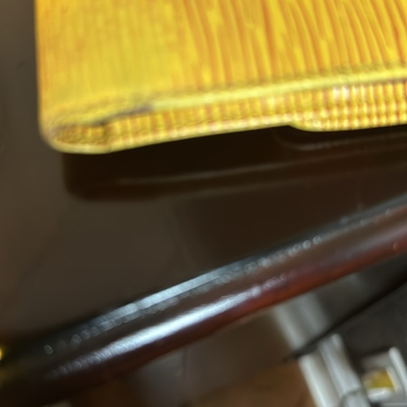Louis Vuitton yellow epi wallet. Good condition! - Picture 10 of 11